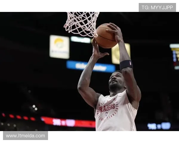 艾顿首秀展现内线统治力油漆区灵巧转身小抛投斩获湖人生涯首分